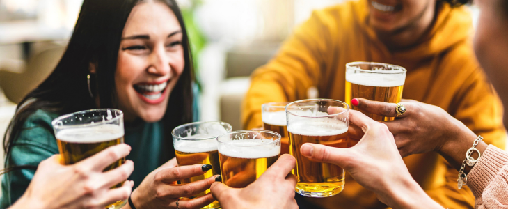 a friend drinks beer with her friend